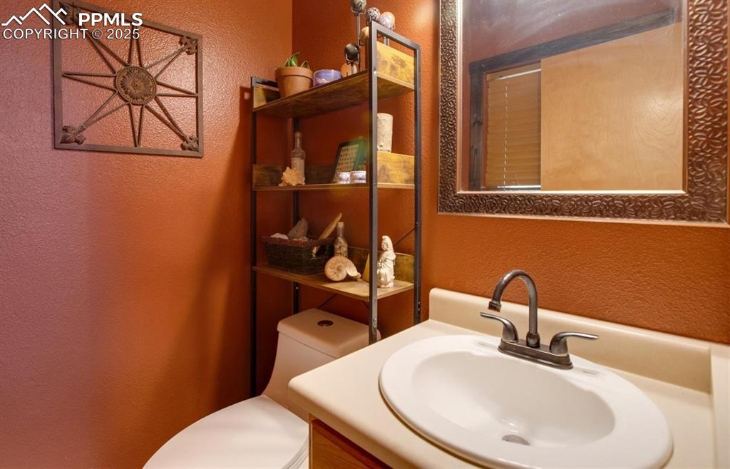 Image 23 of 25: Bathroom