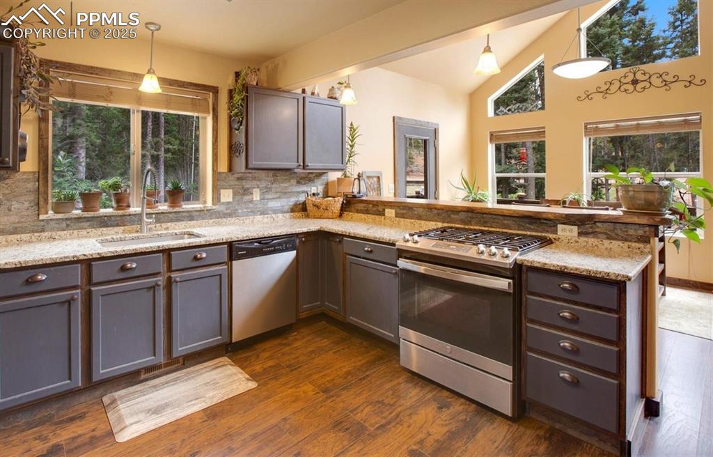 Image 6 of 25: Kitchen