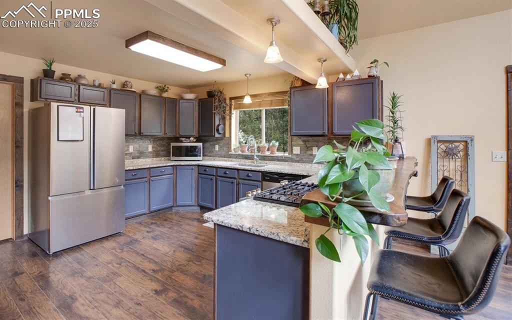 Image 7 of 25: Kitchen