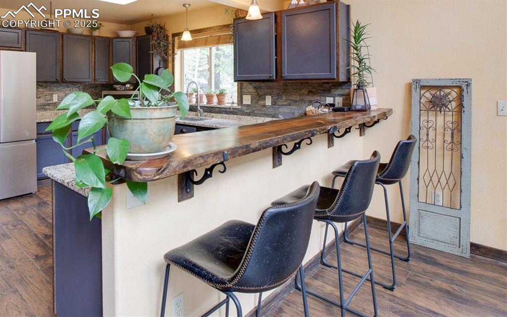 Image 8 of 25: Kitchen