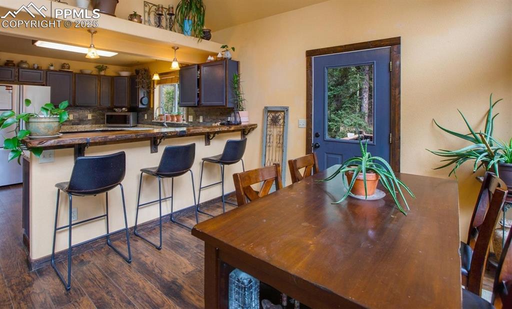 Image 9 of 25: Dining Area
