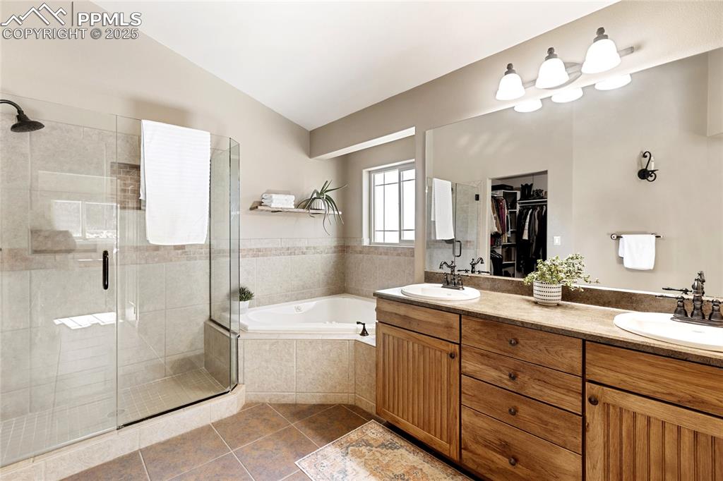 Image 19 of 31: Of course, it has a 5 piece ensuite bathroom with a jetted tub!