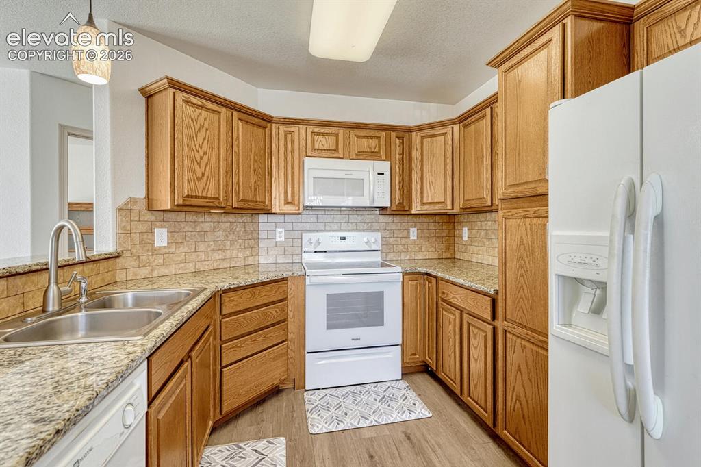 Image 12 of 41: Kitchen