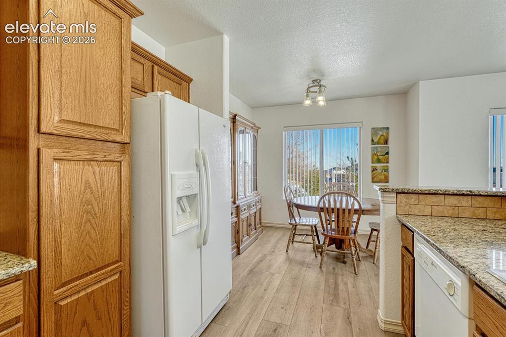 Image 13 of 41: Kitchen