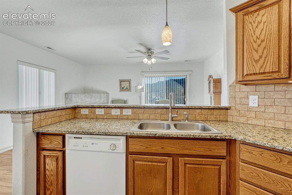 Image 14 of 41: Kitchen