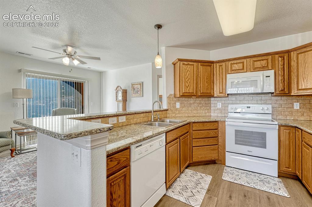 Image 15 of 41: Kitchen