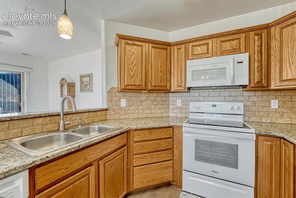 Image 16 of 41: Kitchen