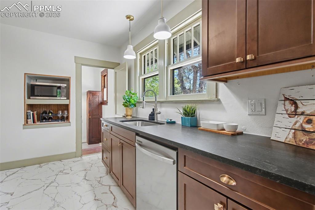 Image 14 of 43: Kitchen