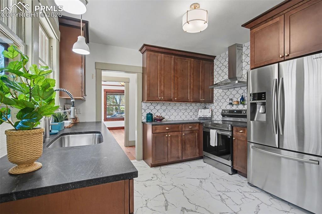 Image 15 of 43: Kitchen