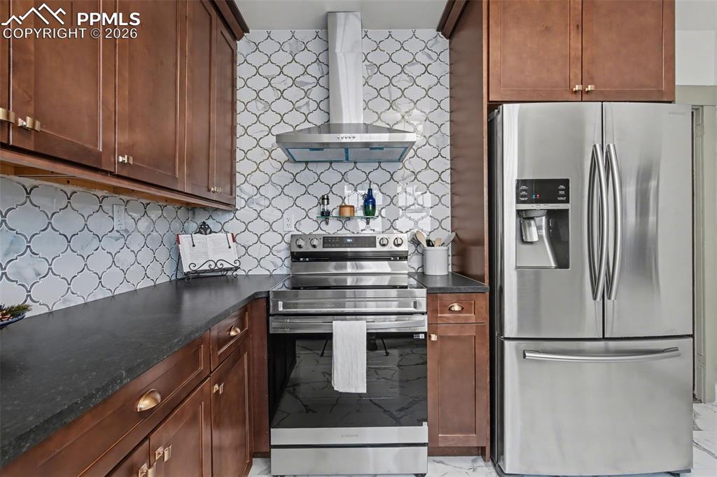 Image 16 of 43: Kitchen