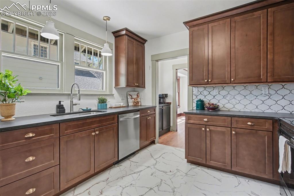 Image 17 of 43: Kitchen