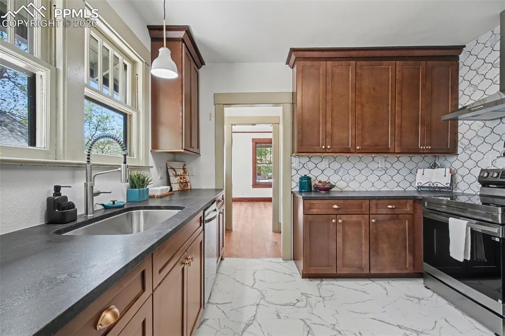 Image 18 of 43: Kitchen