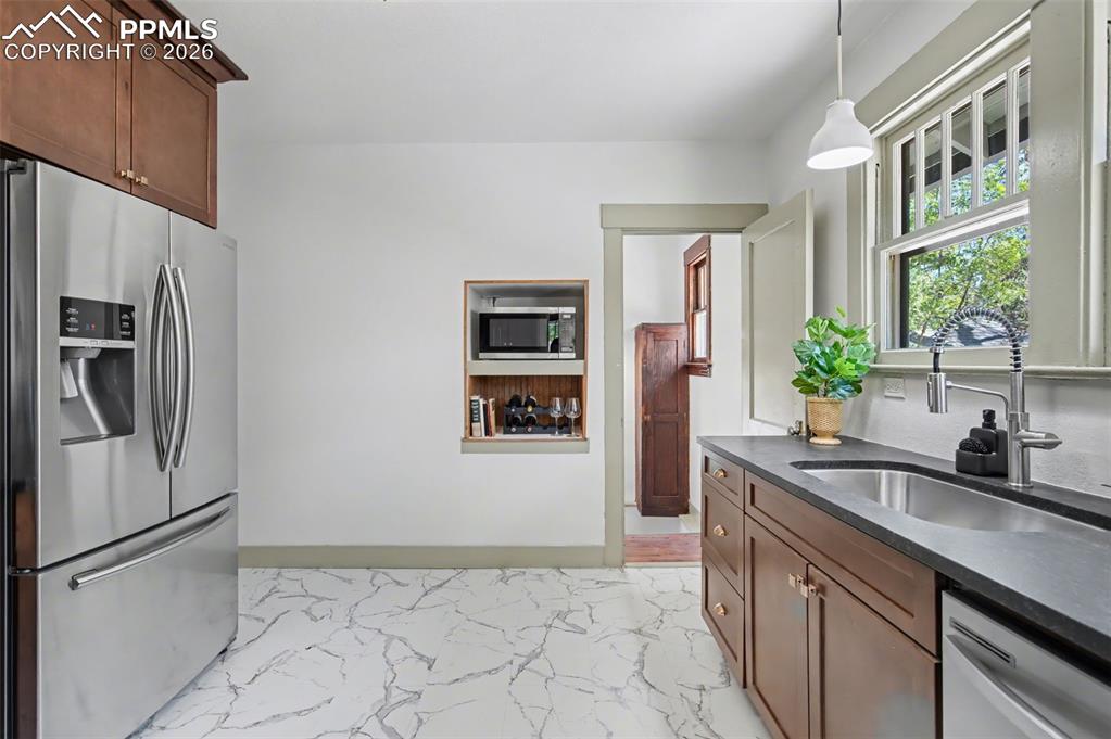 Image 19 of 43: Kitchen