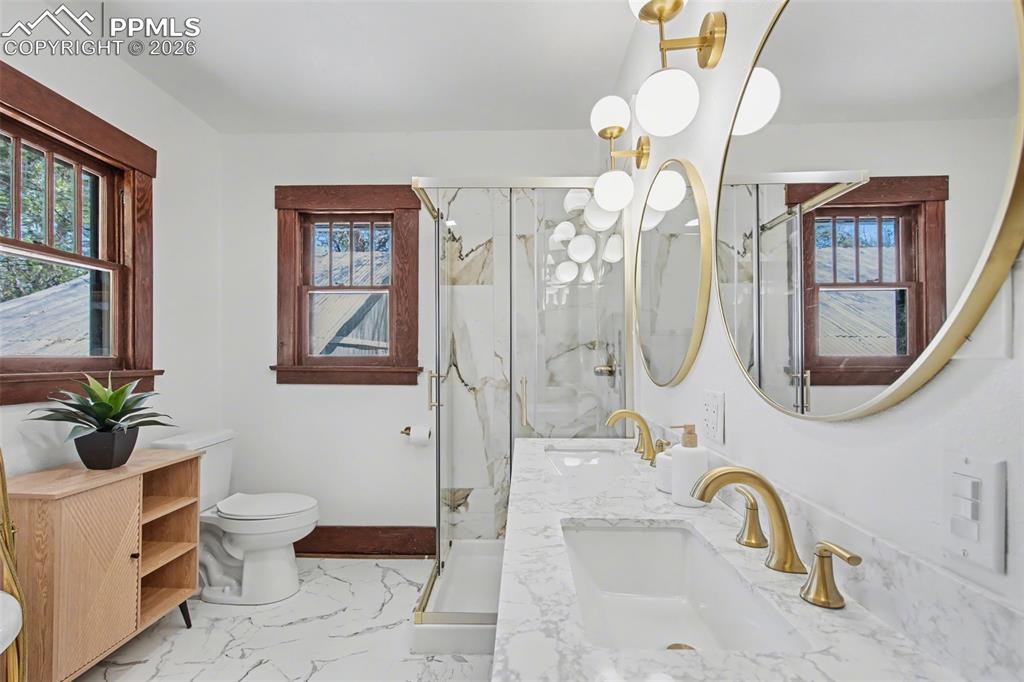 Image 25 of 43: Bathroom