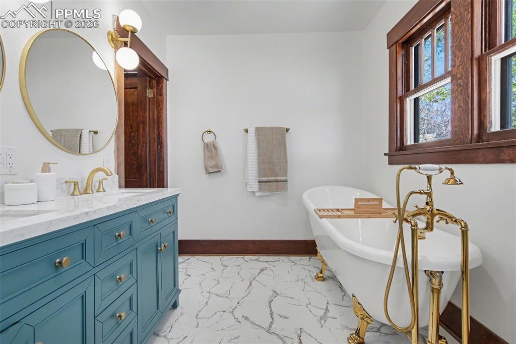 Image 26 of 43: Bathroom