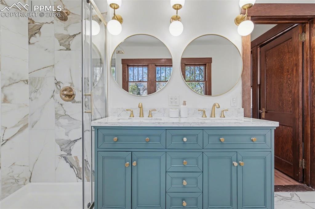 Image 27 of 43: Bathroom