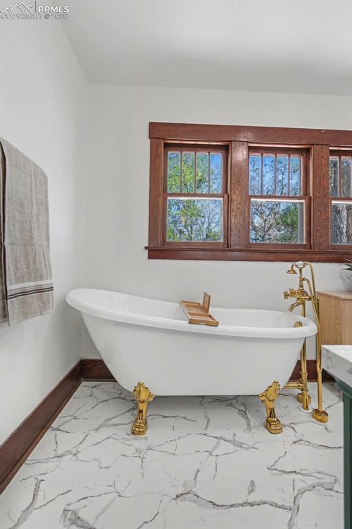 Image 29 of 43: Bathroom