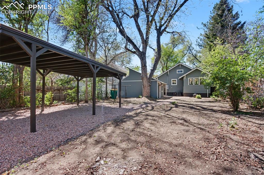 Image 41 of 43: Yard