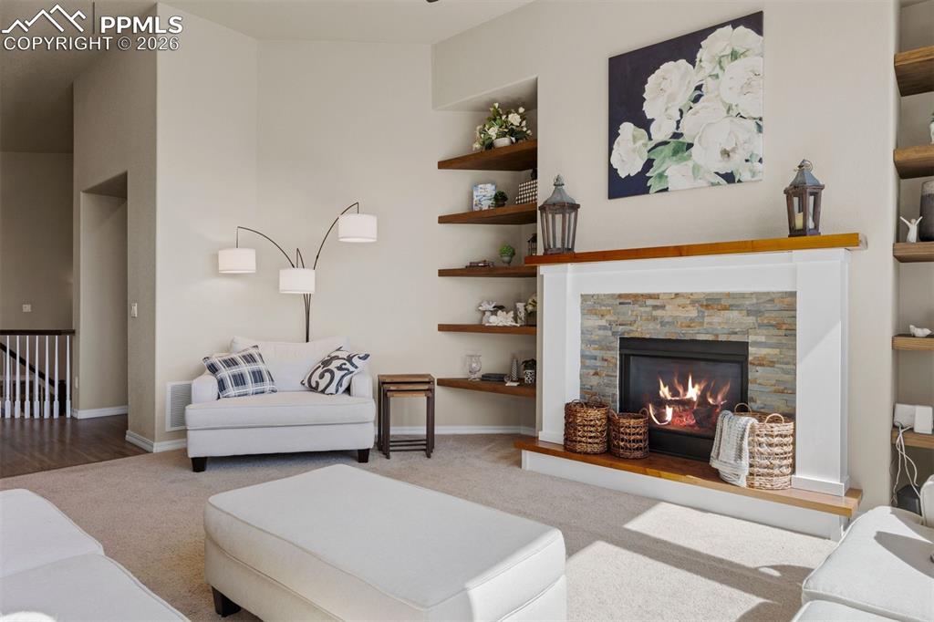 Image 18 of 50: Living Room