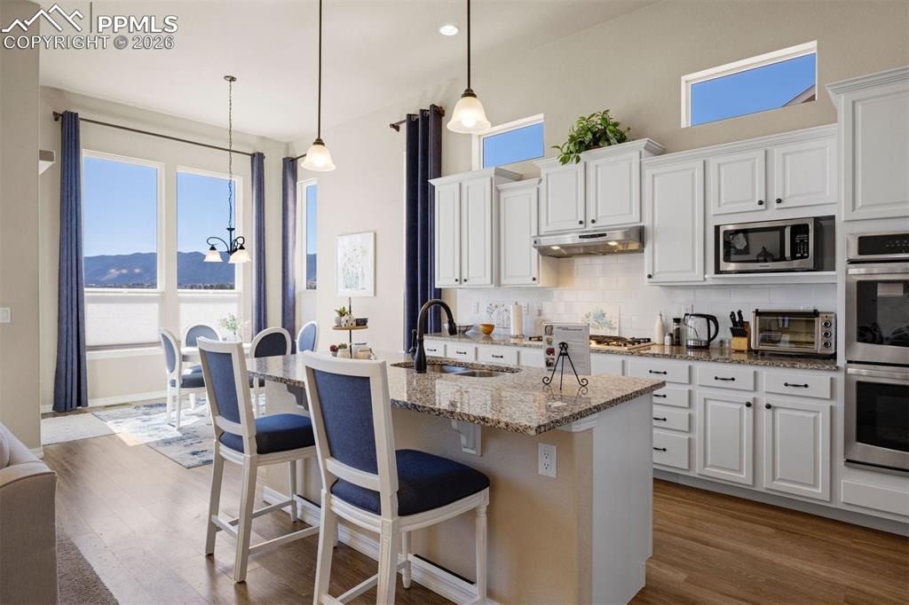 Image 20 of 50: Kitchen