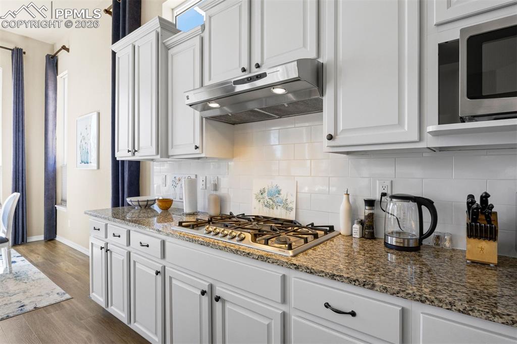 Image 21 of 50: Kitchen