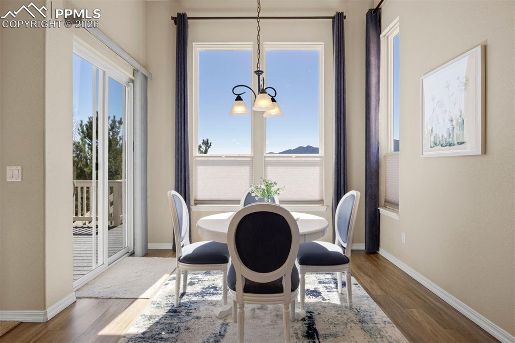 Image 30 of 50: Dining Area