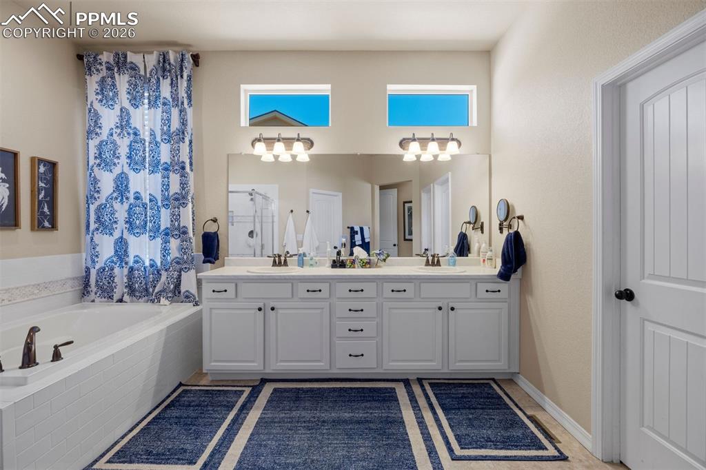 Image 34 of 50: Bathroom