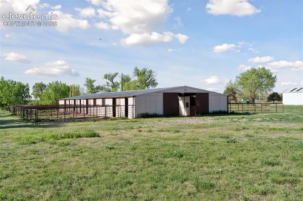 Image 10 of 50: Barn with 19 Stables