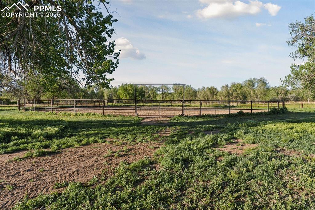 Image 50 of 50: Outdoor Riding Arena/Round Pen
