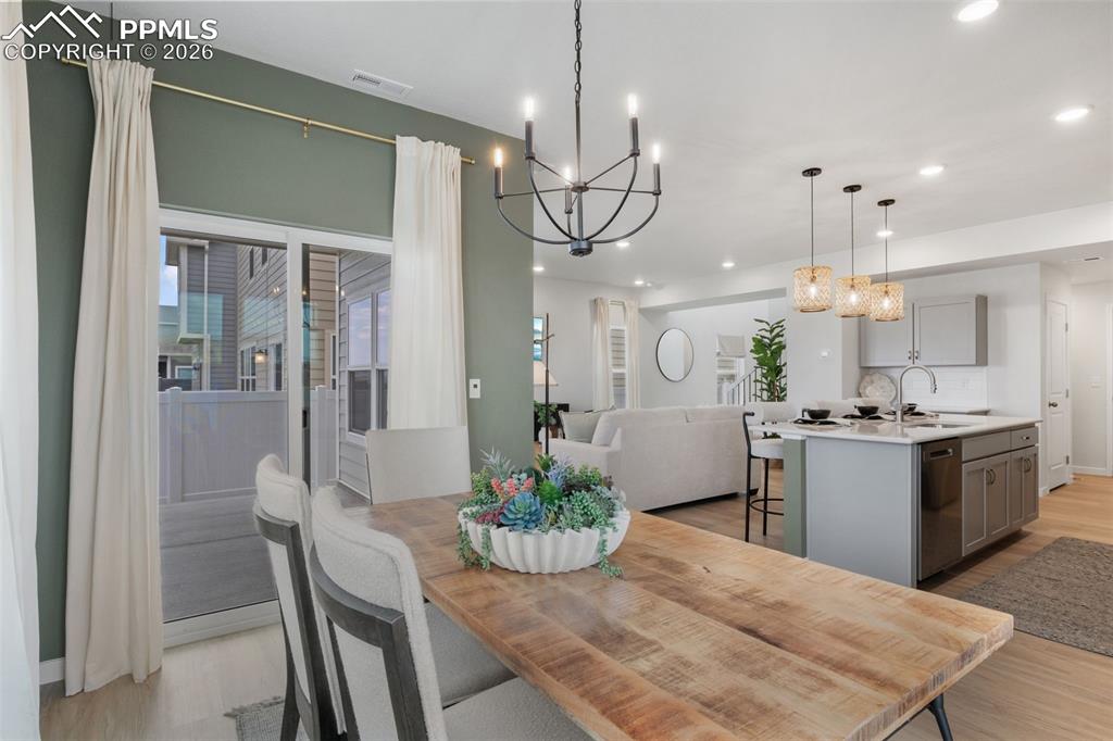 Image 11 of 31: Dining Area