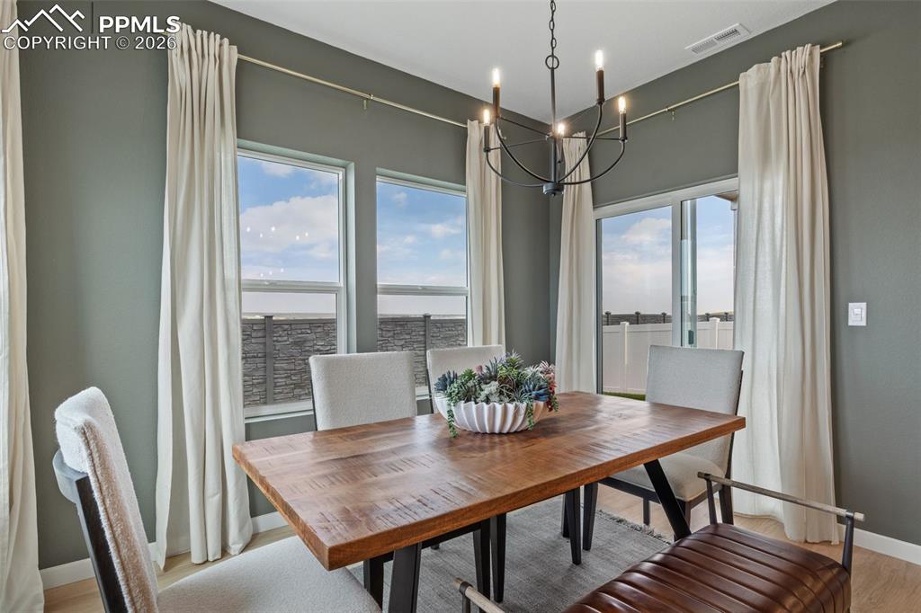 Image 12 of 31: Dining Area