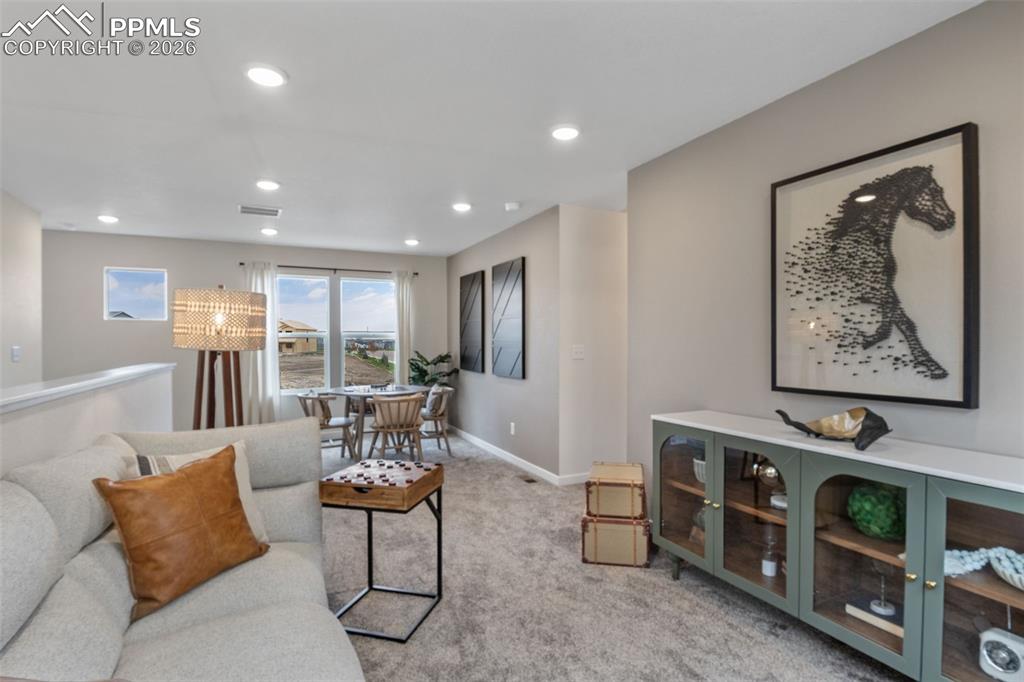 Image 27 of 31: Living Room