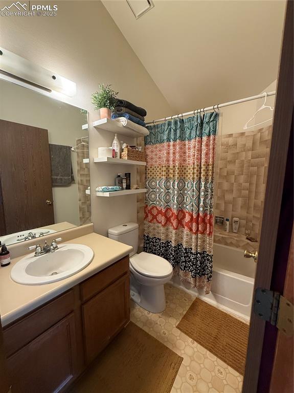 Image 14 of 17: Bathroom