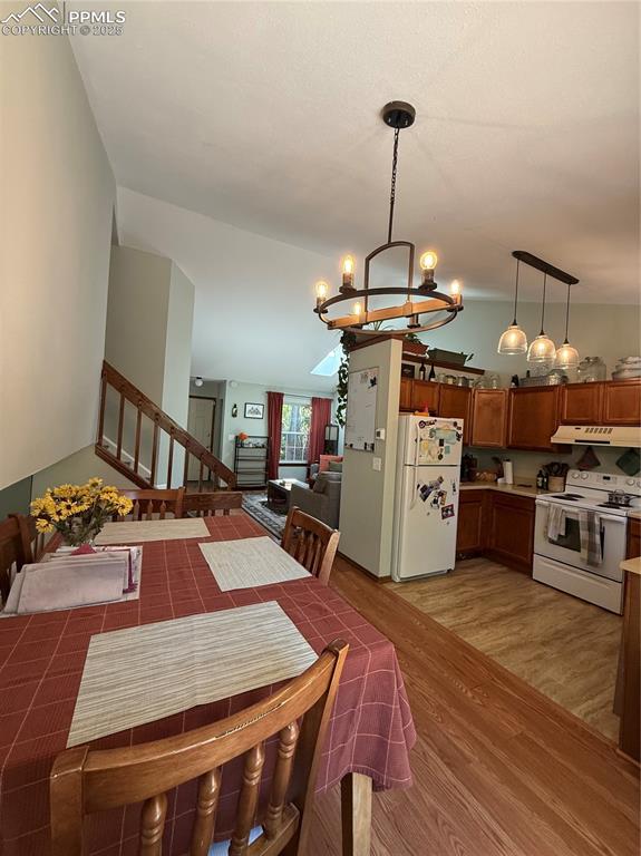 Image 7 of 17: Dining Area