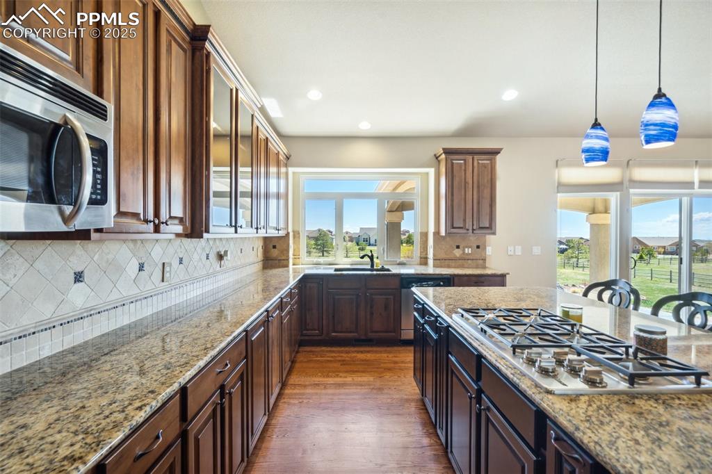 Image 15 of 50: Kitchen