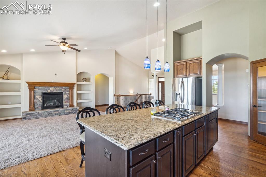 Image 16 of 50: Kitchen