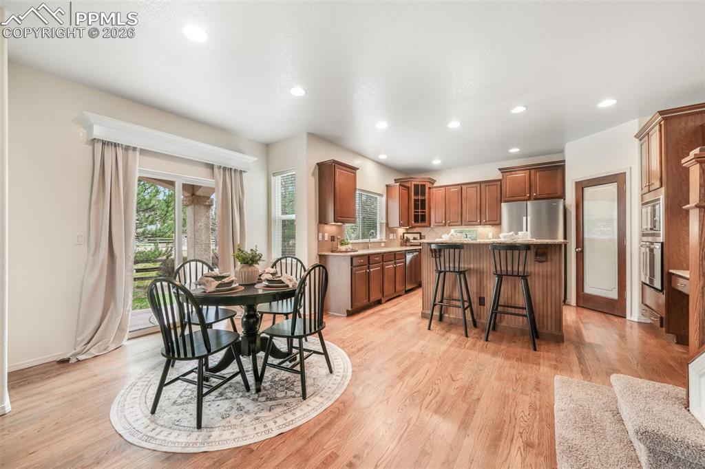 Image 10 of 50: Kitchen