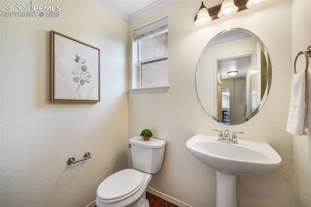 Image 17 of 50: Living Room