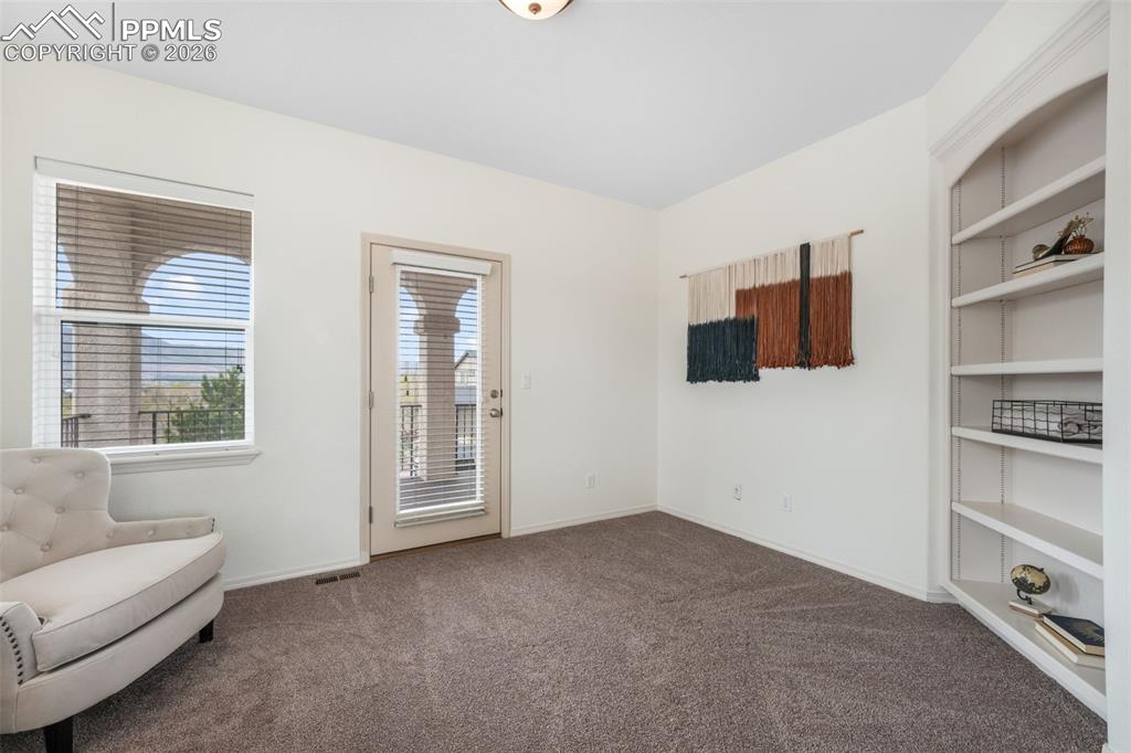 Image 21 of 50: Bathroom