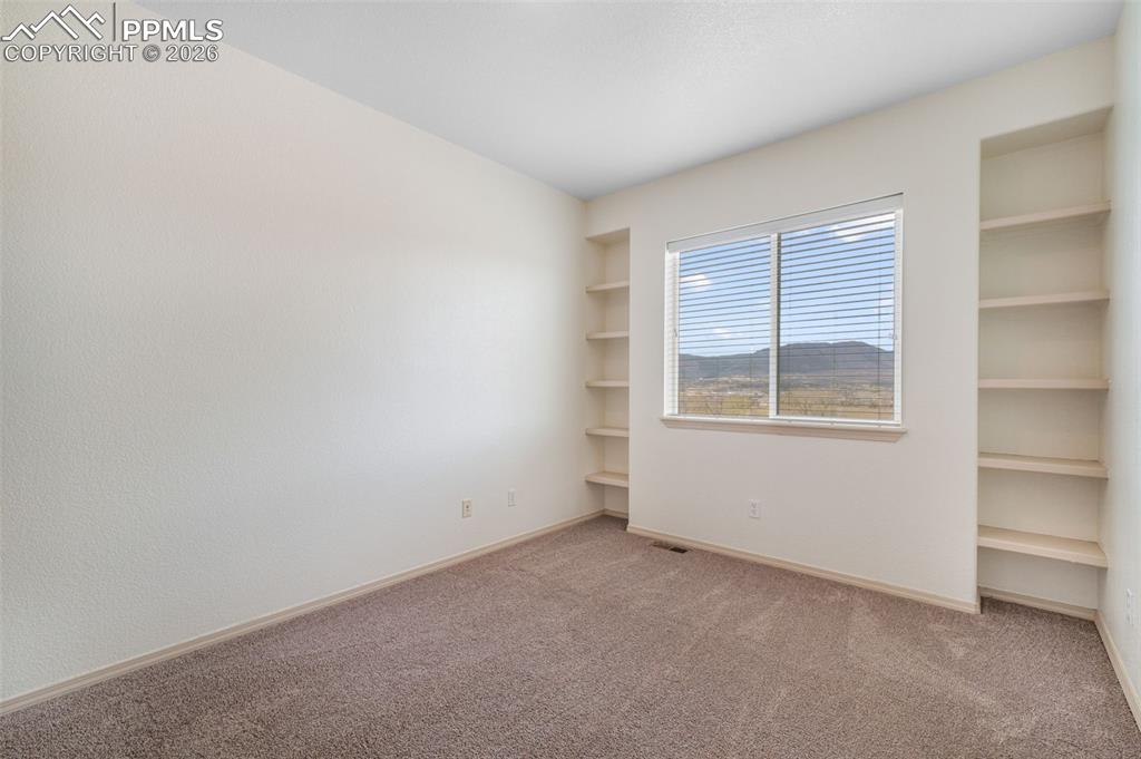 Image 32 of 50: Walk-In Closets