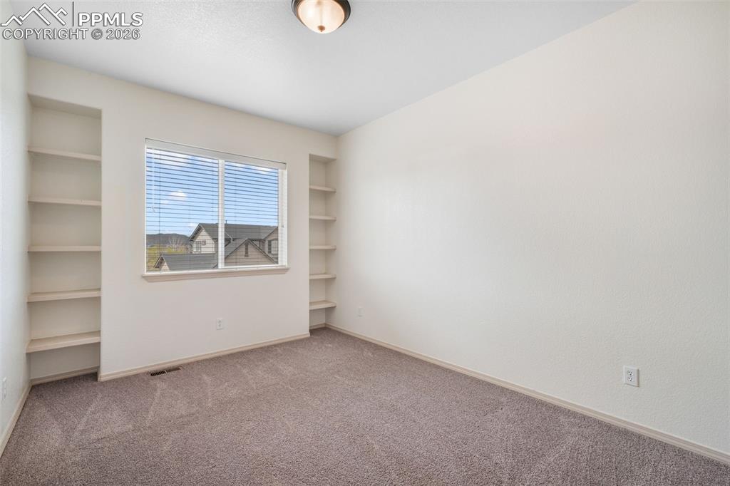 Image 33 of 50: Bedroom