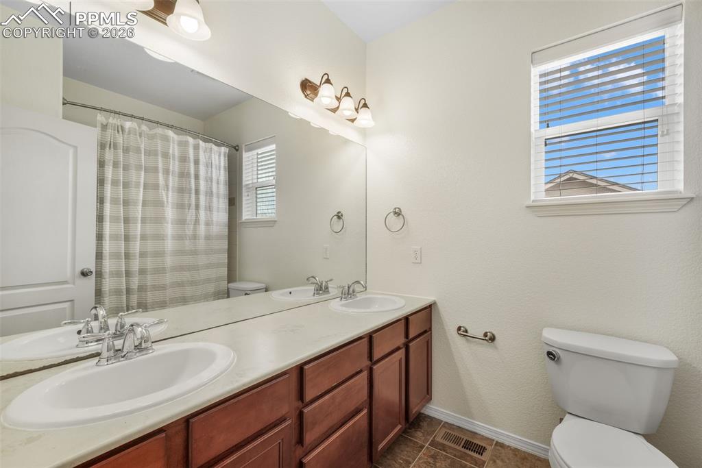 Image 35 of 50: Bedroom