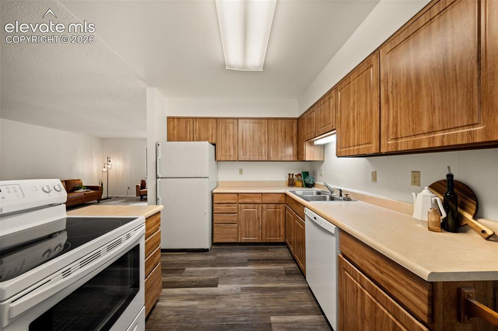 Image 10 of 31: Kitchen