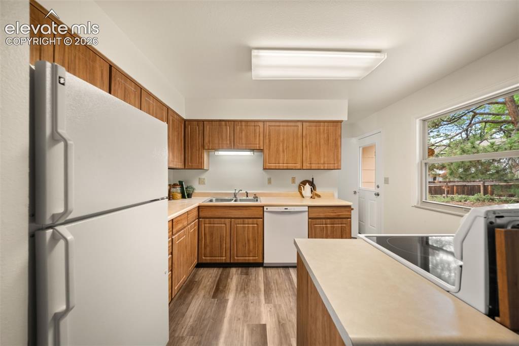 Image 9 of 31: Kitchen