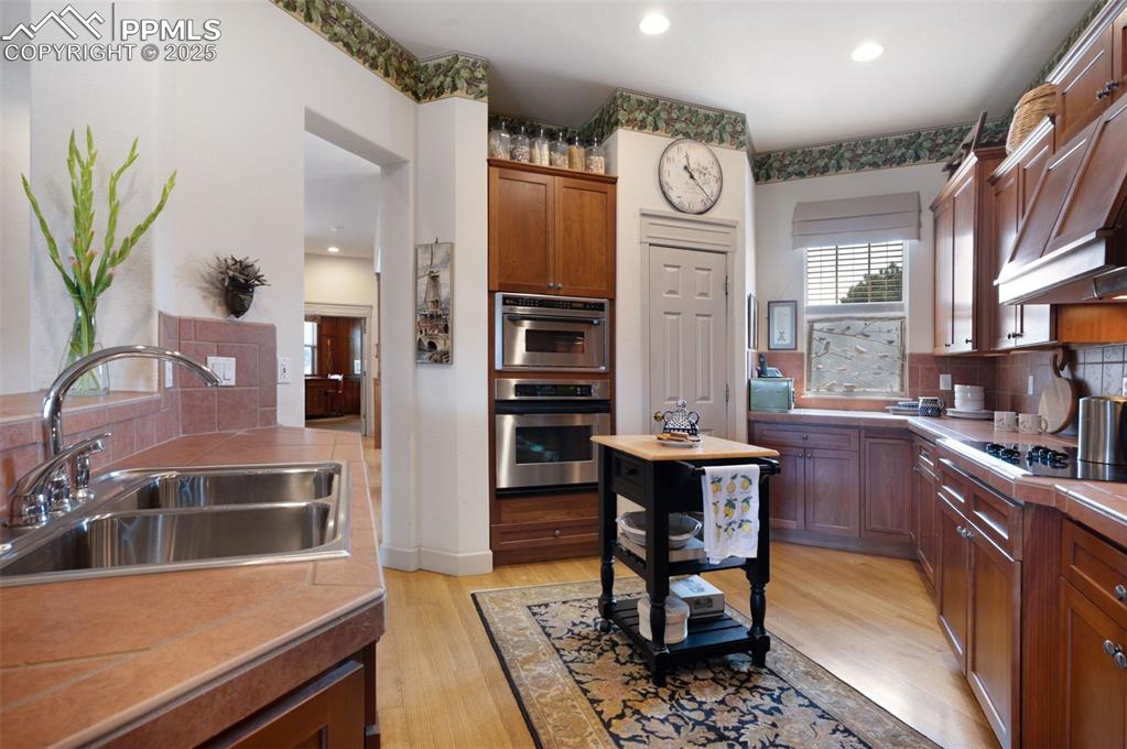 Image 10 of 41: Kitchen