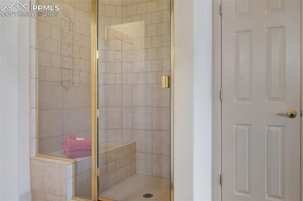Image 18 of 41: Bathroom