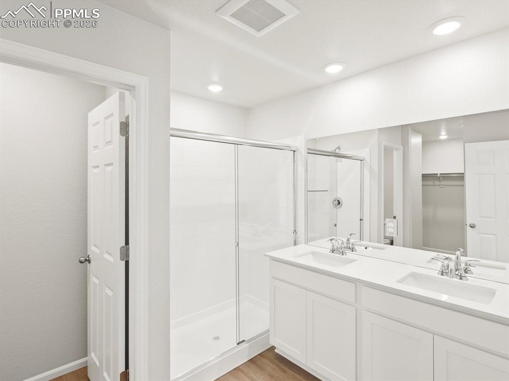 Image 12 of 17: Bathroom