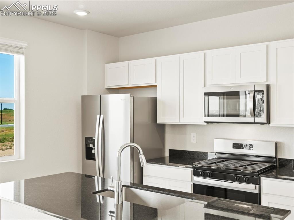 Image 4 of 17: Kitchen