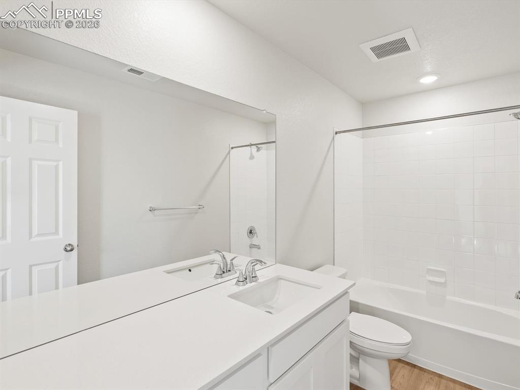 Image 7 of 17: Bathroom