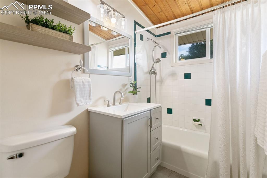 Image 11 of 23: Bathroom